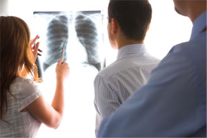 Médicos analisando radiografia