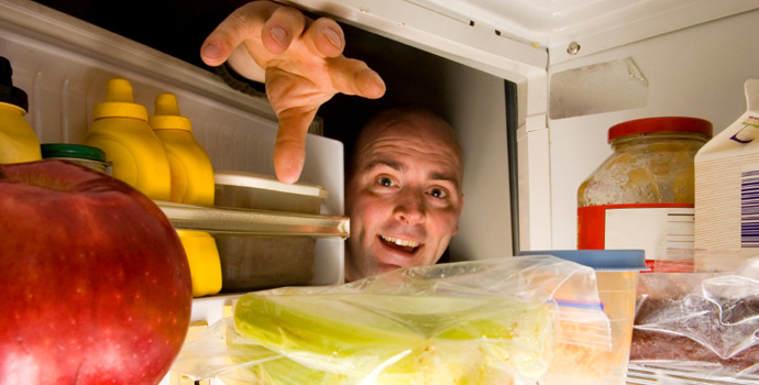 Você ataca a geladeira à noite? Pode ser um sinal de transtorno alimentar