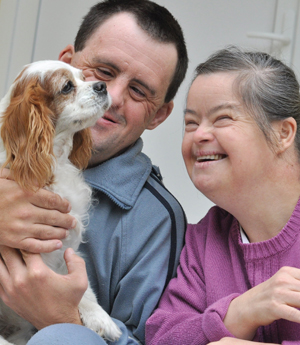 Cachorro com casal com síndrome de Down