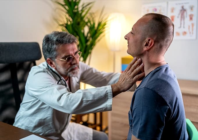 Médico examina paciente com sintomas de caxumba e verifica sua região do pescoço Médico examina paciente com sintomas de caxumba e verifica sua região do pescoço