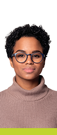 Imagem de uma mulher negra de óculos e camisa morrom