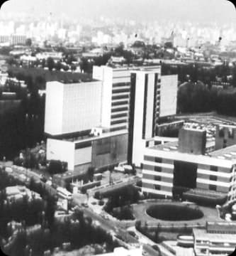 Foto aérea histórica da construção do Einstein, mostra o prédio em estrutura inicial