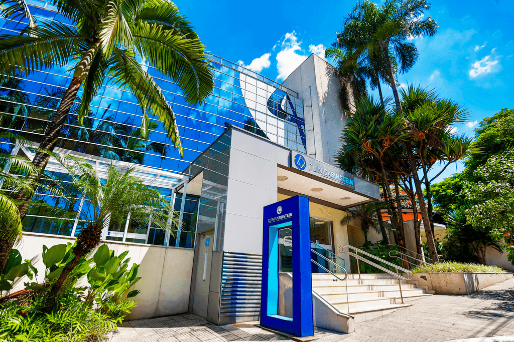 Imagem da Unidade Einstein Alto de Pinheiros em São Paulo, destacando serviços de exames, consultas médicas e vacinação. Ideal para quem busca atendimento completo e de qualidade na região de Alto de Pinheiros.