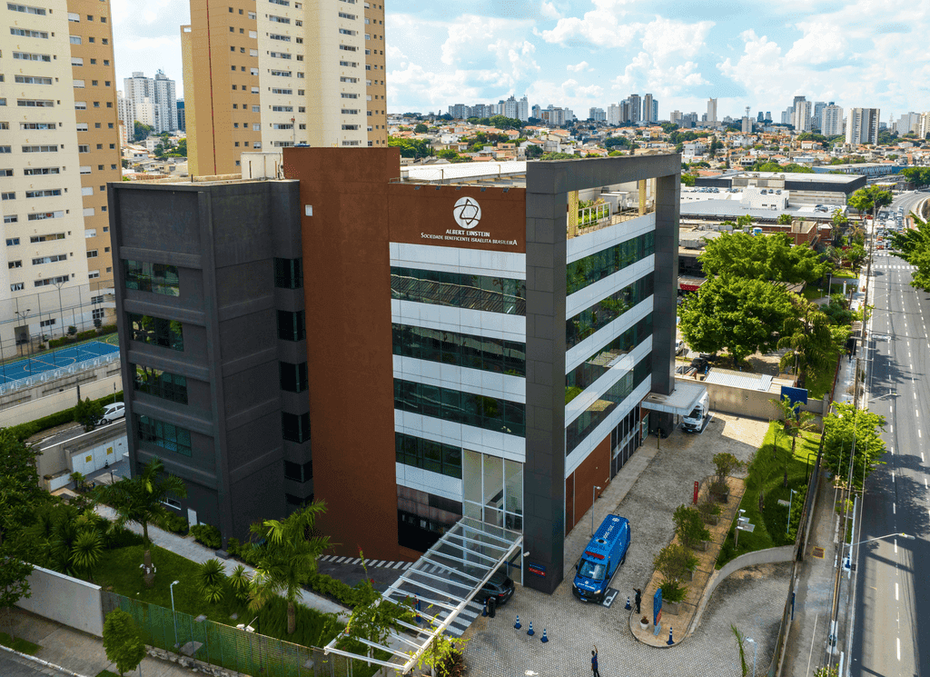 Imagem da Unidade Einstein Chácara Klabin na zona sul de São Paulo. Destaque para o atendimento especializado com equipe multidisciplinar para prevenção e tratamento de doenças.