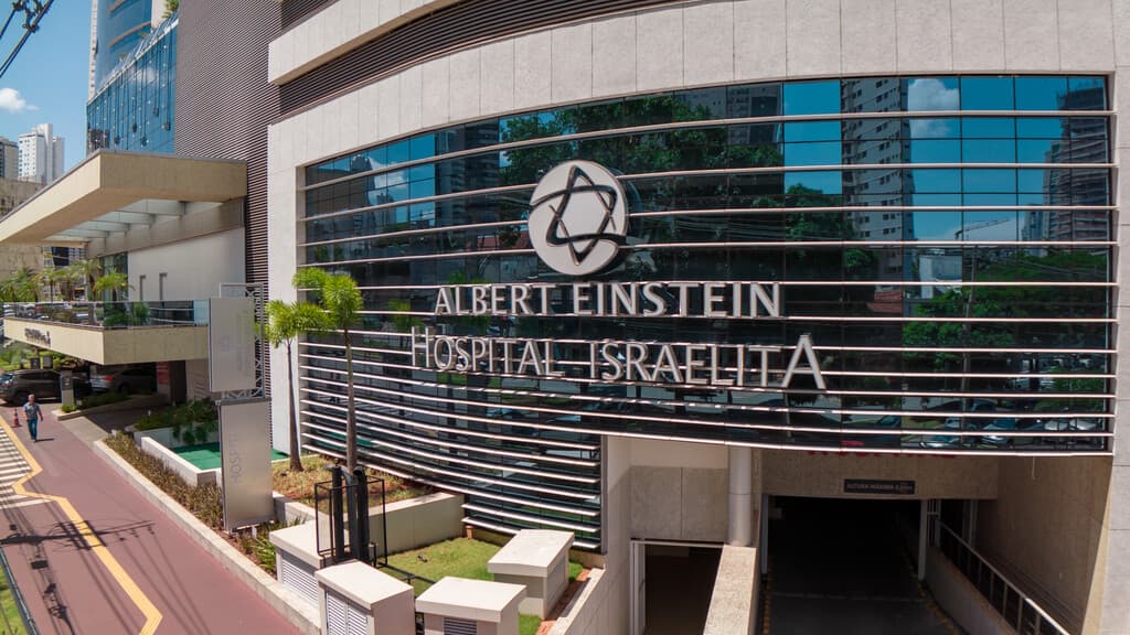 Imagem da Unidade Einstein Goiânia, com infraestrutura completa, equipe multiprofissional qualificada e corpo clínico de excelência. Referência em saúde no Centro-Oeste do país, oferecendo consultas, exames e tratamentos avançados.