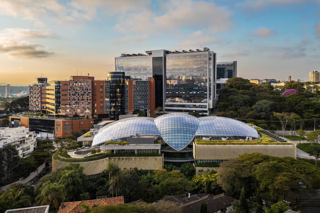 Imagem da Unidade Einstein Morumbi em São Paulo, destacando infraestrutura moderna e excelência em serviços hospitalares, como consultas, exames e tratamentos avançados. Ideal para quem busca saúde e atendimento de alta qualidade