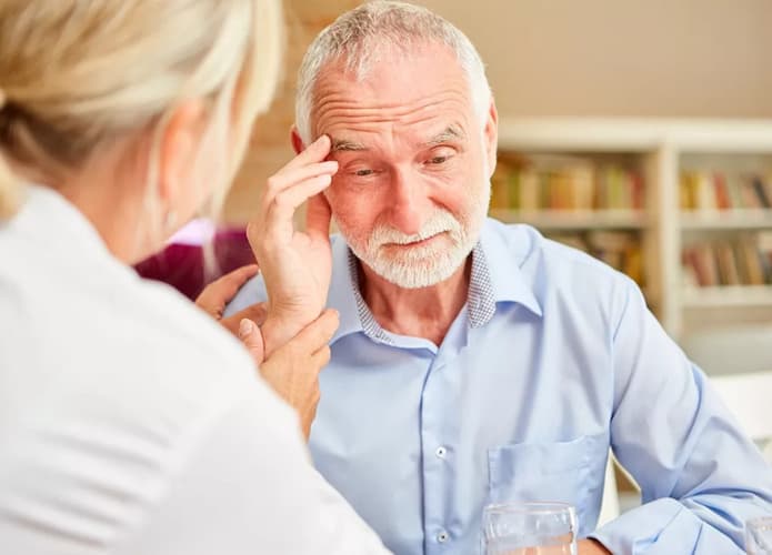 Neurologista conversa com paciente que apresenta sintomas de demência