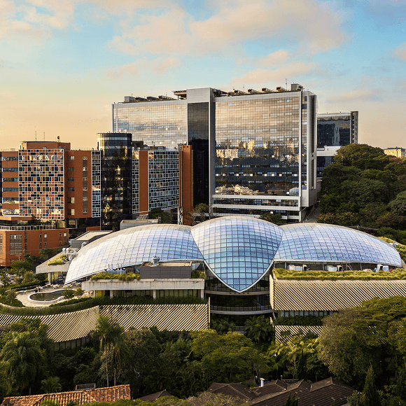 Imagem apresenta três dos edifícios que formam o complexo Einstein Morumbi, reunindo o Hospital Israelita Einstein e o Centro de Ensino e Pesquisa