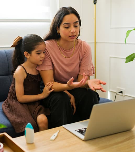Mãe e filha em consulta virtual, representando o cuidado do Einstein com seus pacientes em todos os ambientes