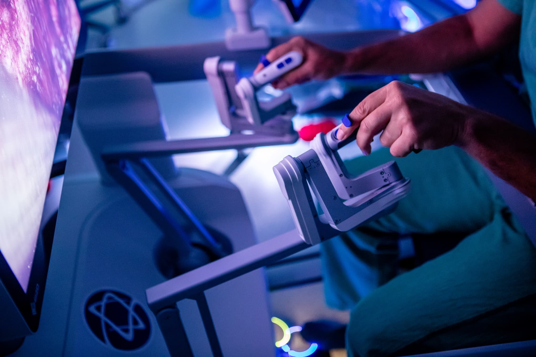 Imagem apresenta médico realizando cirurgia robótica