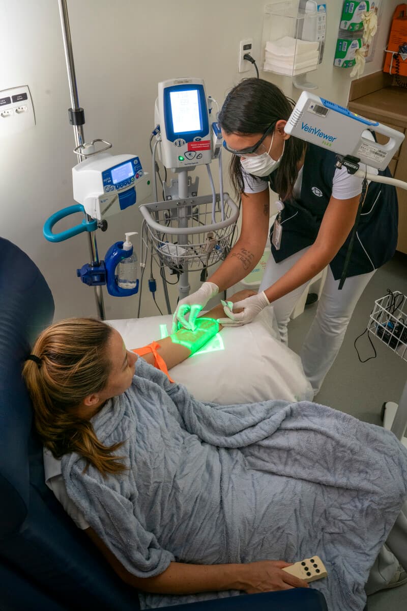 Pacientes recebem, no Centro de Esclerose Múltipla e Doenças Desmielinizantes, infusões de medicamentos críticos e imunobiológicos, com apoio de tecnologias para facilitar a aplicação. É um espaço dedicado e privativo. (Crédito: Egberto Nogueira/imãfotogaleria)