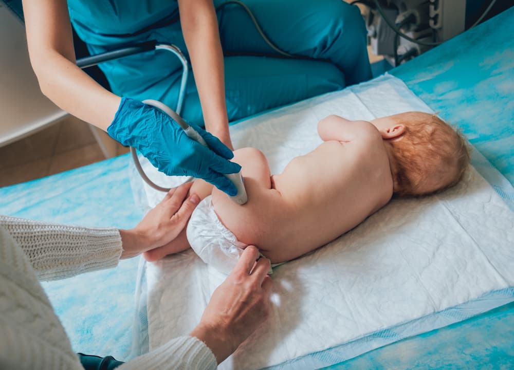 O ultrassom está indicado nos primeiros meses de vida, sendo que após 4-6 meses deixa de ser o exame mais fidedigno (Figura 2 e 3).