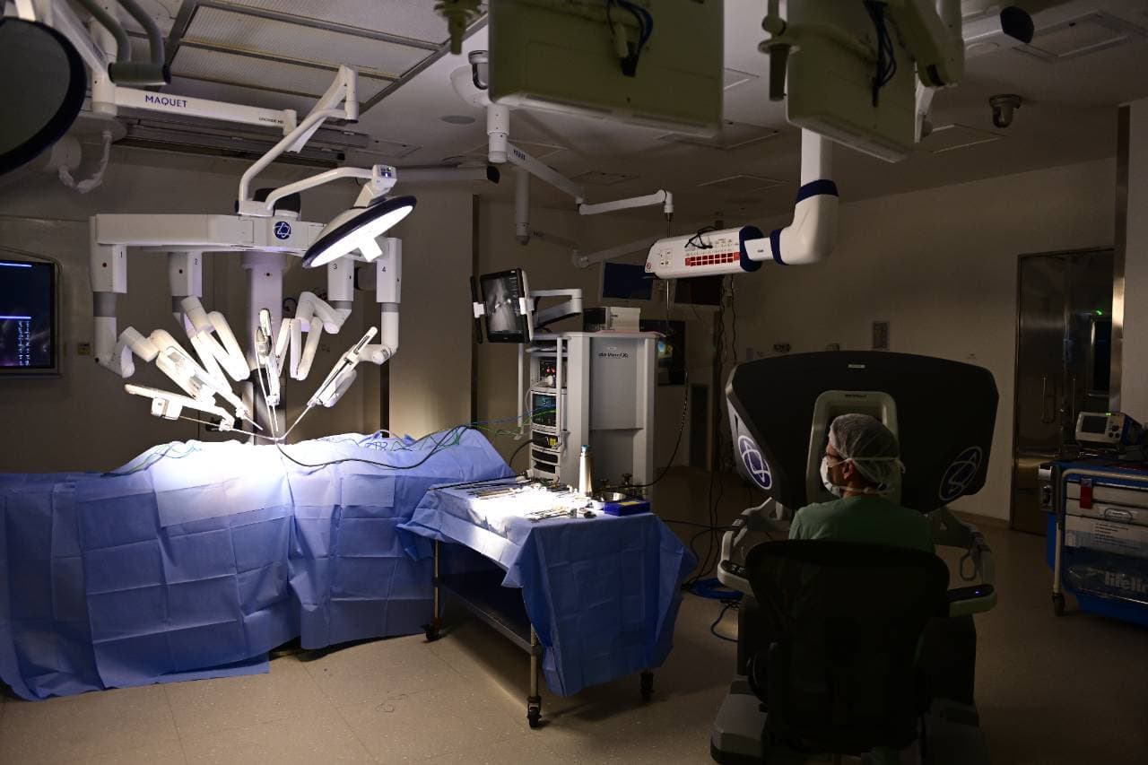 A cirurgia robótica, cada vez mais usada, muda a configuração do ambiente hospitalar Crédito: arquivo do Einstein/Imaz