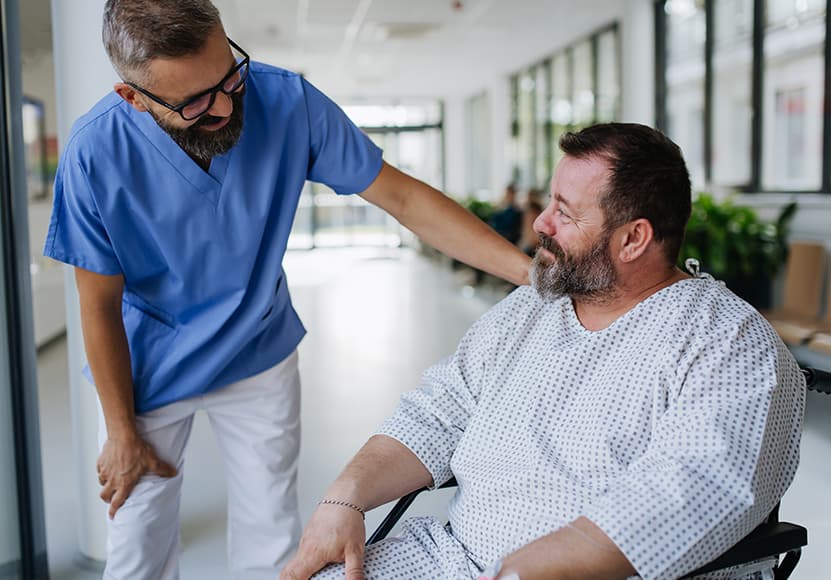 Paciente com obesidade em recuperação hospitalar após cirurgia bariátrica para emagrecimento. Procedimento indicado para controle do peso corporal, redução da gordura no corpo e tratamento do excesso de peso com acompanhamento médico.
