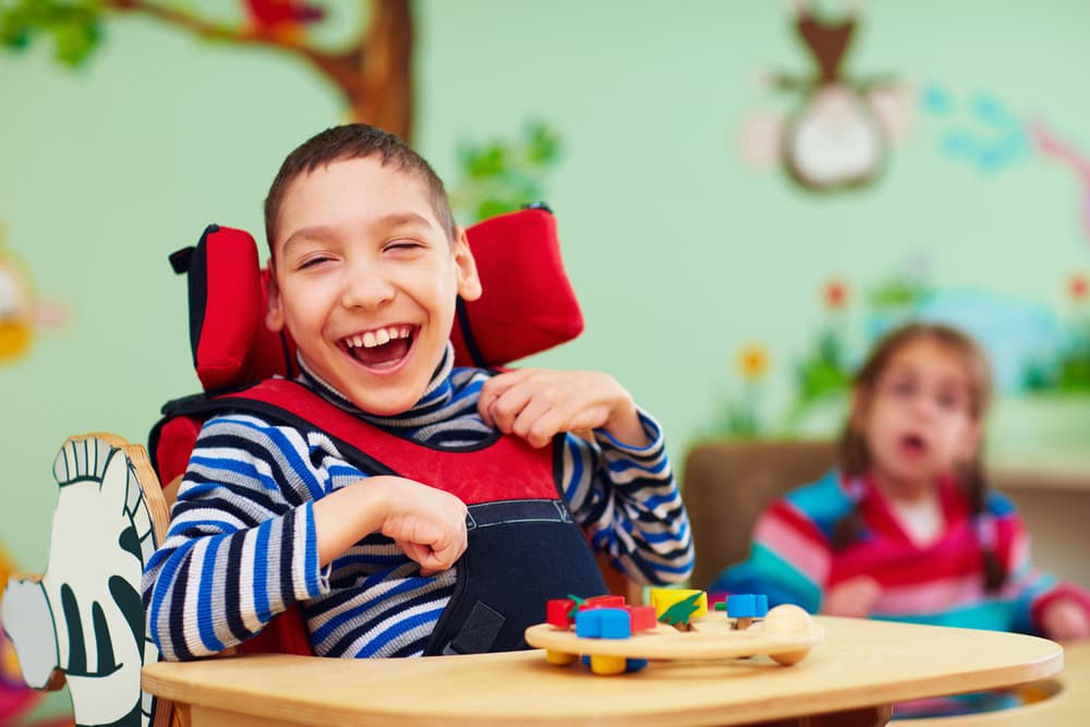 Figura 1 – Criança com paralisia cerebral utilizando uma cadeira de rodas em um centro de reabilitação.