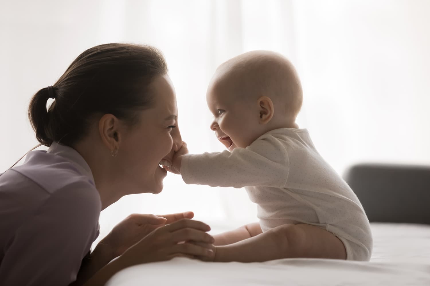 Imagen muestra a una madre y su bebé