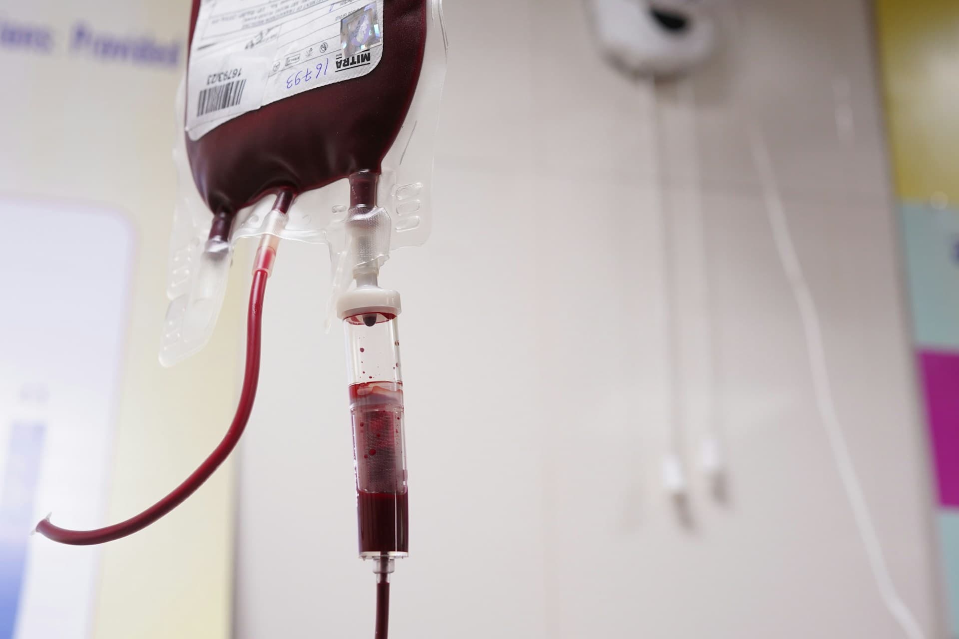 Uma bolsa de sangue sendo administrada para um paciente