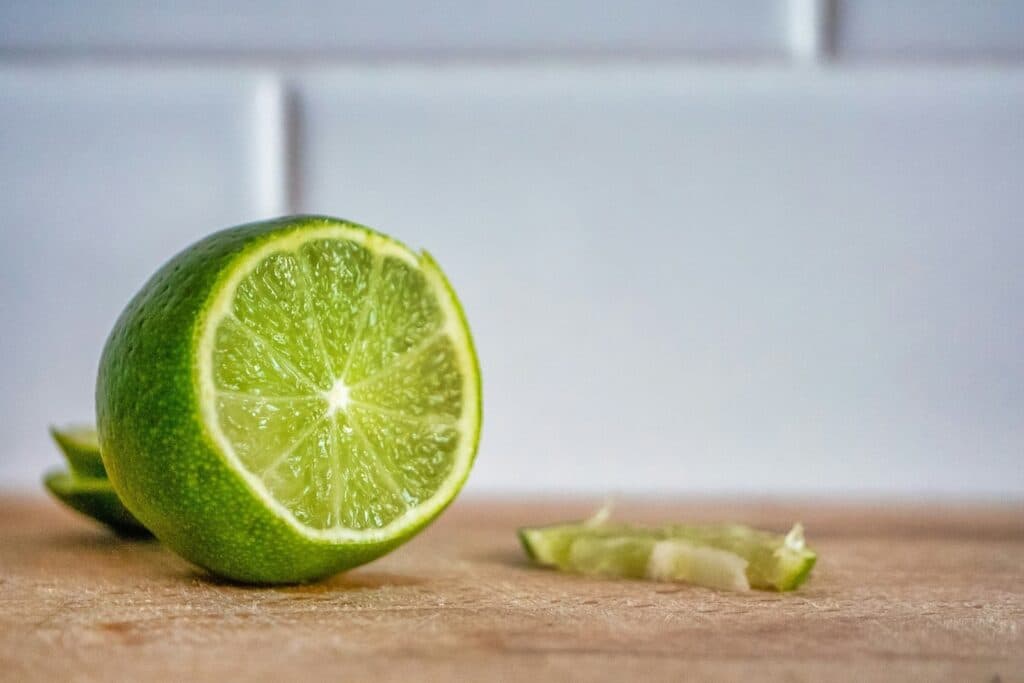 O limão é uma fruta muito popular no mundo todo. Usado principalmente no preparo de bebidas ou em pequenas quantidades para adicionar sabor aos alimentos, é uma importante fonte de vitamina C.
