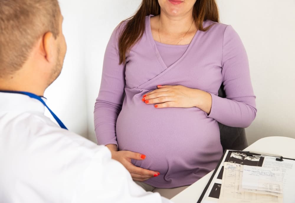Pregnant,Girl,At,The,Doctor's,Consultation.,Urinalysis,Study,,Bacteria,And