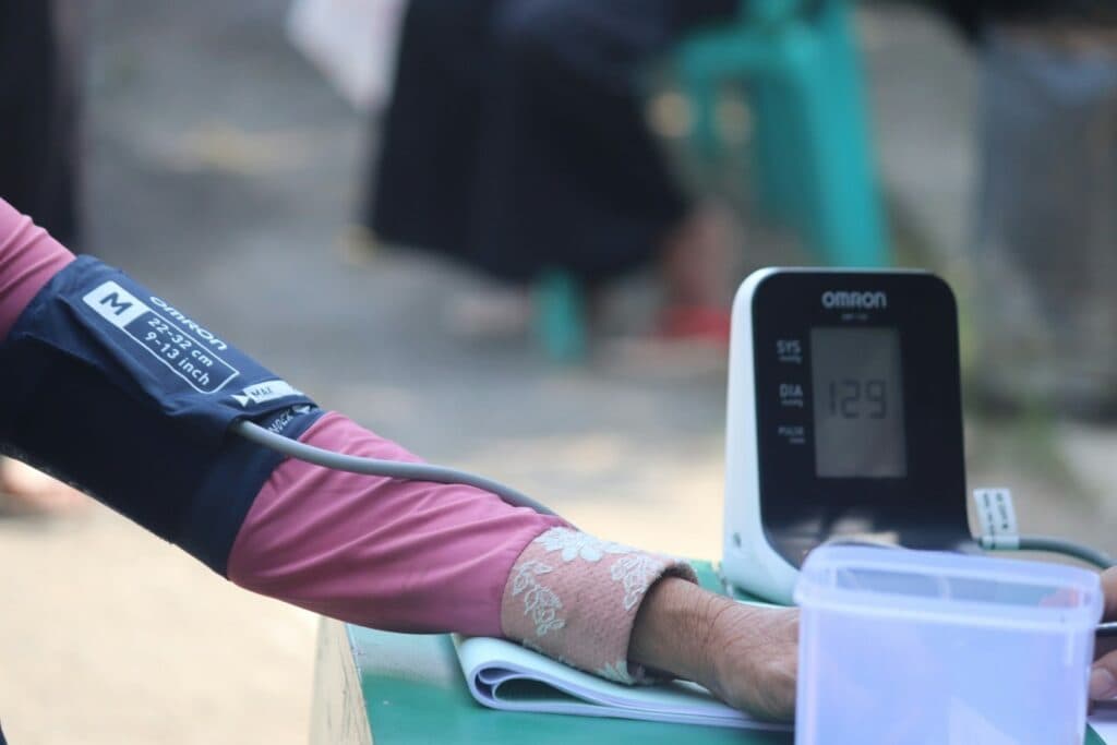 Quando falamos em pressão alta, o número 120/80 mmHg é referência. Acima disso, é importante monitorar sua saúde e consultar um especialista.
