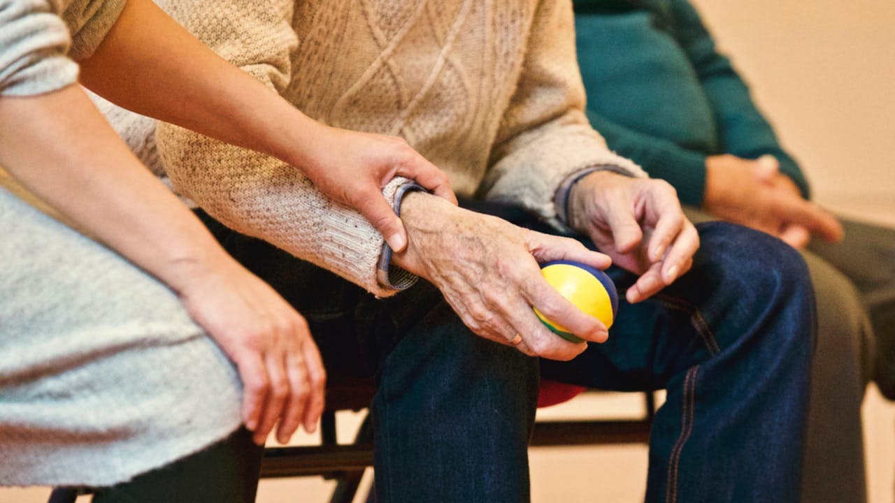 Imagem com pessoas em local de fisioterapia para reforço muscular.