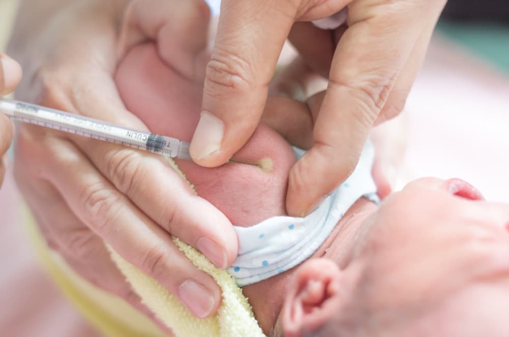 Doctor,Inject,Vaccine,To,Asian,Newborn,Baby,,Tuberculosis,Vaccine,Injection