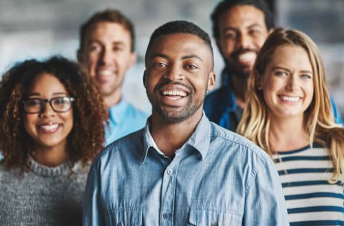 Grupo de pessoas diversas posa para foto, representando a preocupação do Einstein em ter diversidade e a inclusão na sua atuação na área da saúde