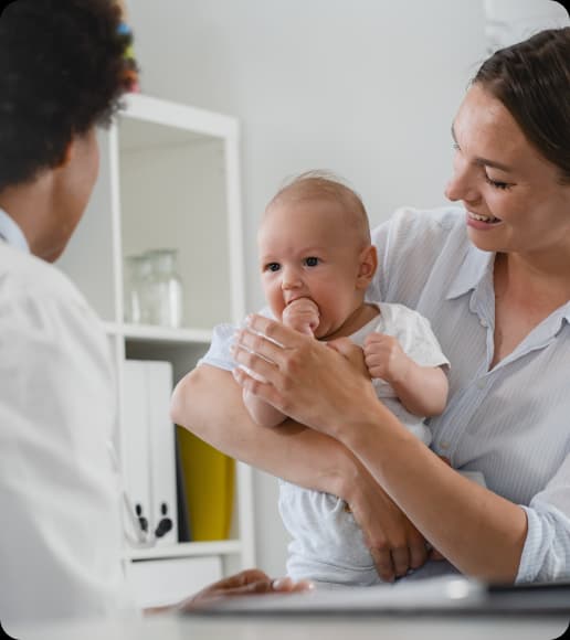 Mãe leva bebê para consulta médica, representando a atuação do Einstein em diversas frentes de atendimento Mãe leva bebê para consulta médica, representando a atuação do Einstein em diversas frentes de atendimento