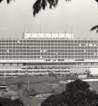 Foto histórica da construção do Einstein, mostra o prédio em estrutura inicial, representa um marco na memória institucional e o compromisso com a excelência em saúde desde o início.