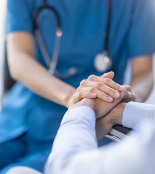 Profissional da saúde segura a mão de um paciente, representa o compromisso institucional com a qualidade, segurança e atuação no SUS, promovendo um atendimento humanizado e eficaz para todos. Profissional da saúde segura a mão de um paciente, representa o compromisso institucional com a qualidade, segurança e atuação no SUS, promovendo um atendimento humanizado e eficaz para todos.