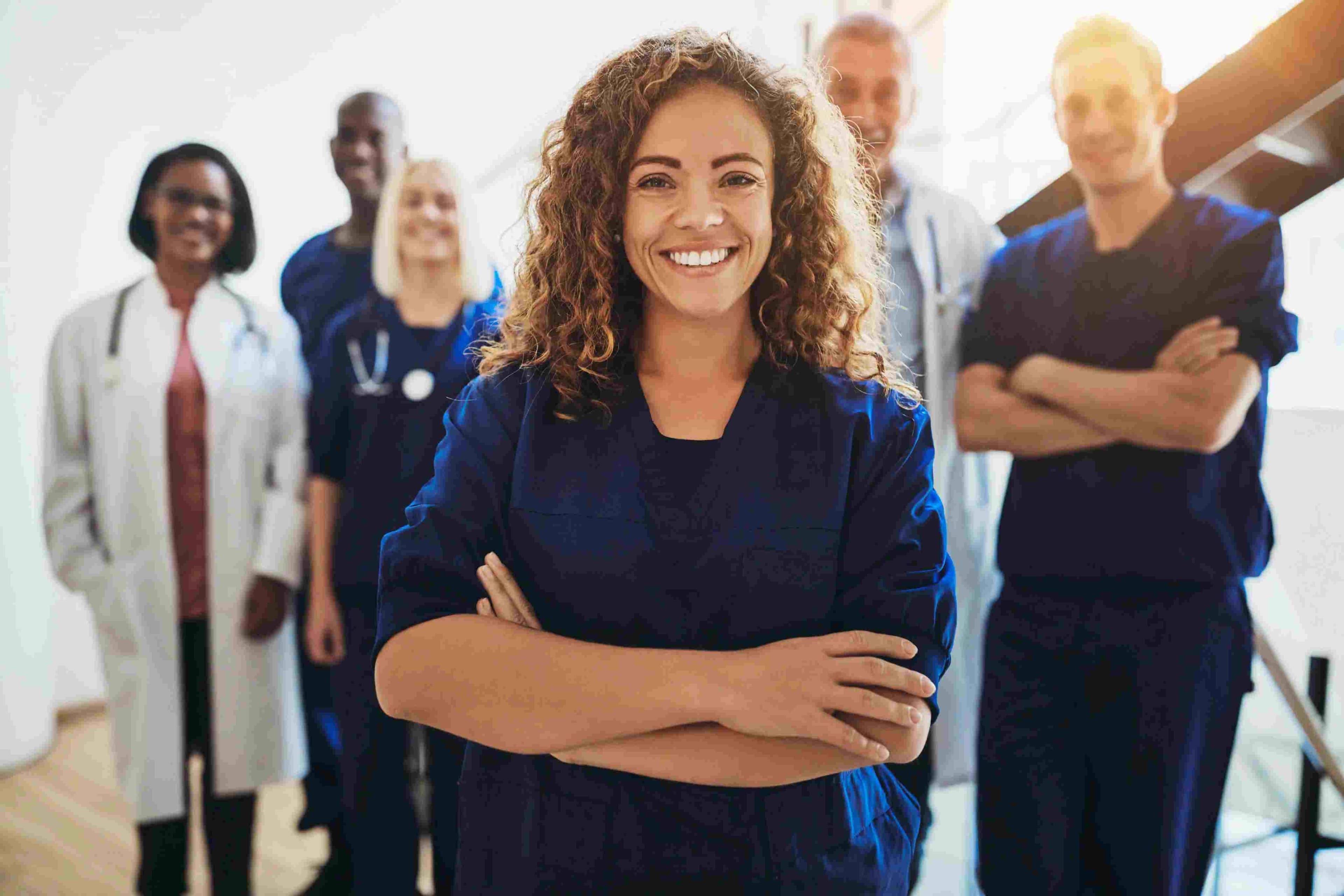 Grupo de pessoas diversas posa para foto, representando a preocupação do Einstein em ter diversidade e a inclusão na sua atuação na área da saúde