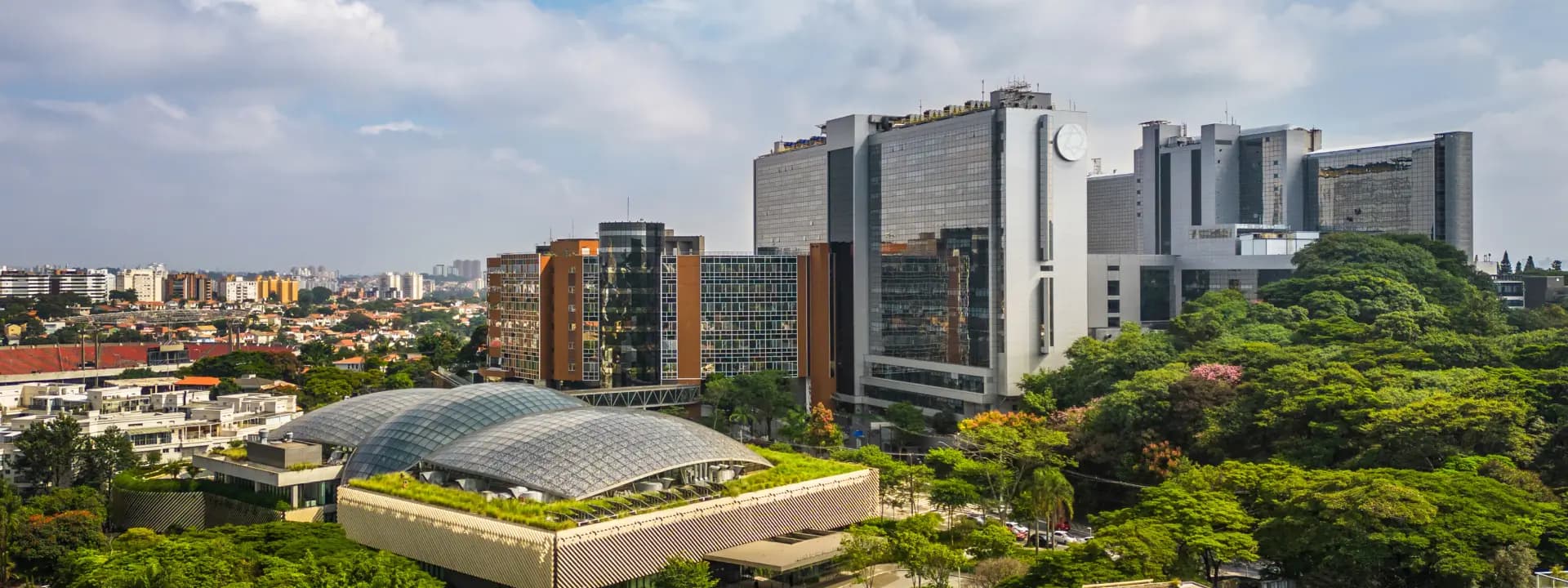 Foto aérea do complexo Einstein em São Paulo, destaca sua arquitetura moderna, áreas verdes e infraestrutura avançada, representa referência em saúde e inovação