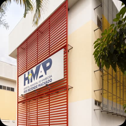 Foto da fachada de uma unidade do Hospital Municipal Aparecida de Goiânia administrado pelo Einstein