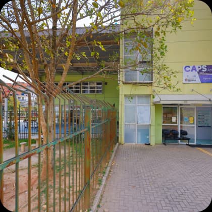 Foto da fachada de uma unidade de Centro de Atenção Psicossocial administrada pelo Einstein