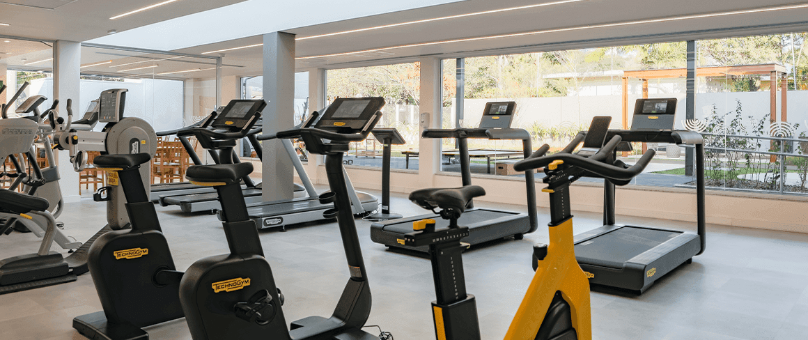 Sala de ginástica com bicicletas e esteiras