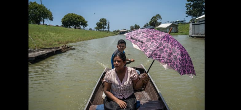 Moradora de comunidade à caminho da de consulta na Tele-AME