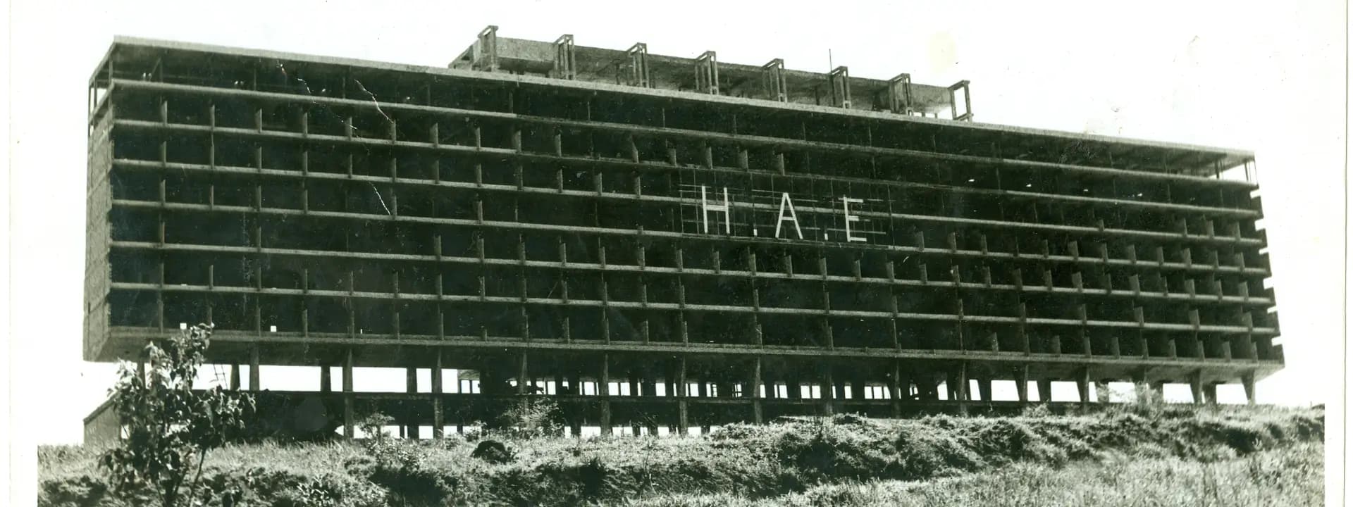 Foto histórica da construção do Einstein, mostra o prédio em estrutura inicial, representa um marco na memória institucional e o compromisso com a excelência em saúde desde o início