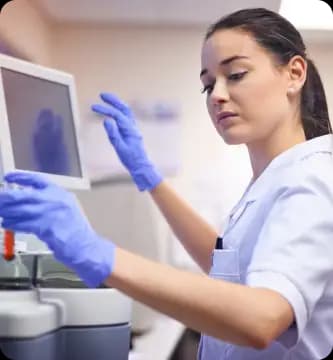 Pesquisadora opera equipamento de alta tecnologia em laboratório, simboliza as oportunidades de carreira na área de pesquisa em uma organização de excelência como o Einstein, que valoriza inovação e desenvolvimento científico.