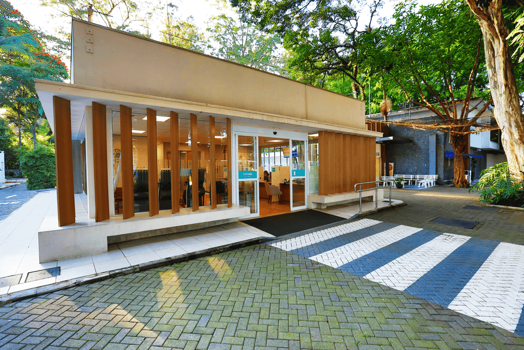 Imagem da Unidade Einstein Parque Ibirapuera em São Paulo, oferecendo cuidado integrado com médicos de família, enfermeiros e especialistas, como nutricionistas e psicólogos. Local ideal para quem busca saúde personalizada e bem-estar próximo ao Parque Ibirapuera.
