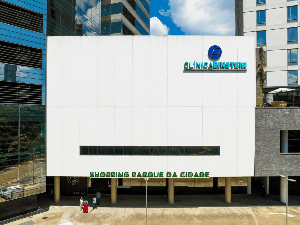Imagem da Unidade Einstein Parque da Cidade em São Paulo, com equipe multidisciplinar formada por médicos de família, enfermeiros e especialistas como nutricionistas e psicólogos. Destaque para cuidado personalizado e promoção da qualidade de vida.