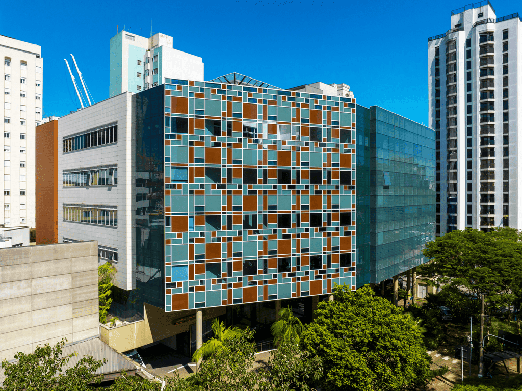 Imagem da Unidade Einstein Perdizes-Higienópolis, com destaque para serviços médicos especializados, vacinas, exames e reabilitação. Ideal para quem busca atendimento de excelência em saúde na região oeste de São Paulo.