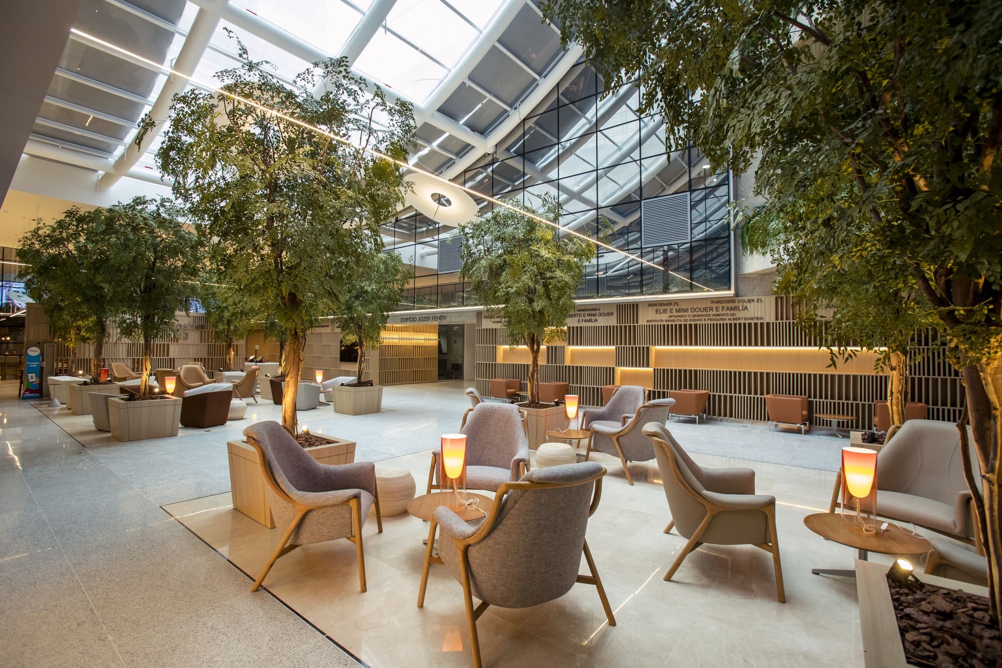 Atrium interno do prédio com as unidades de ensino com design moderno e jardim central no Einstein, representa a estrutura avançada e o compromisso com o ensino de qualidade na formação de profissionais de saúde. Atrium interno do prédio com as unidades de ensino com design moderno e jardim central no Einstein, representa a estrutura avançada e o compromisso com o ensino de qualidade na formação de profissionais de saúde.