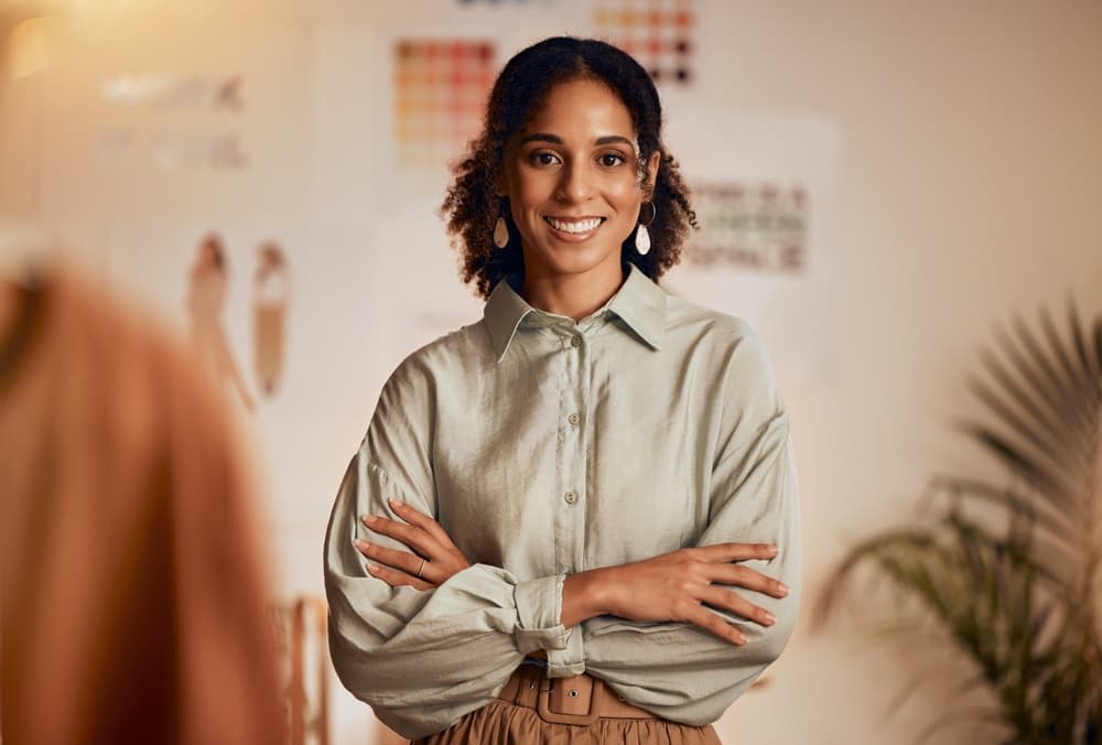 Mulher sorridente em ambiente corporativo, representa temas como desenvolvimento de carreira, liderança e gestão de pessoas, com foco em inovação e sucesso profissional.