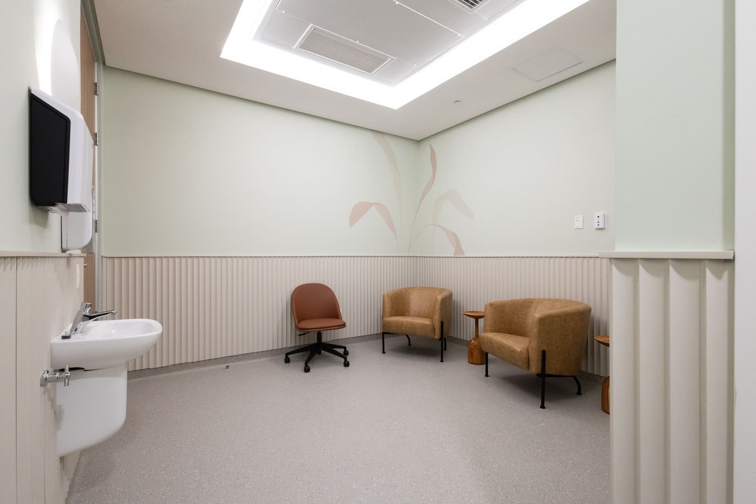 Imagem de um consultório focado em Saúde Mental e Bem-estar com duas poltronas confortáveis, dispostas uma ao lado da outra.