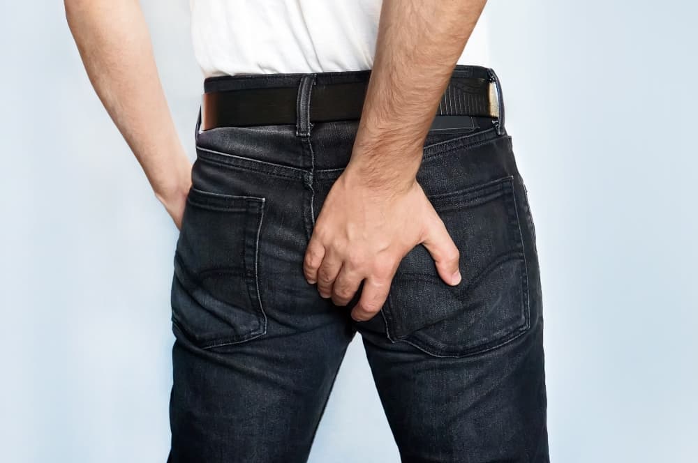 A coceira anal, ou prurido, é um sintoma comum que pode ter diversas origens, desde falta de higiene até condições médicas mais complexas, como ISTs e câncer.