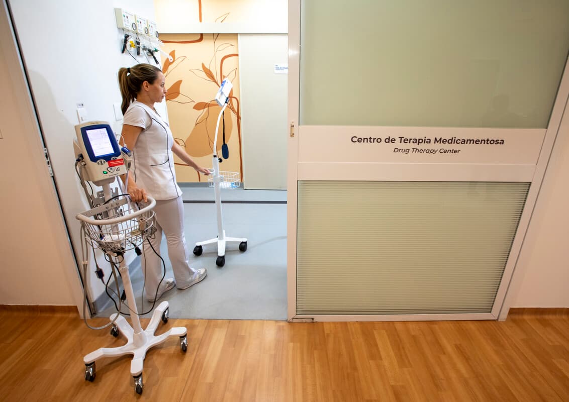 Dentro do Centro de Esclerose Múltipla e Doenças Desmielinizantes, encontra-se o Centro de Terapia Medicamentosa, que possui equipe de enfermagem especializada e assistência médica contínua para os pacientes. (Crédito: Egberto Nogueira/imãfotogaleria) Dentro do Centro de Esclerose Múltipla e Doenças Desmielinizantes, encontra-se o Centro de Terapia Medicamentosa, que possui equipe de enfermagem especializada e assistência médica contínua para os pacientes. (Crédito: Egberto Nogueira/imãfotogaleria)
