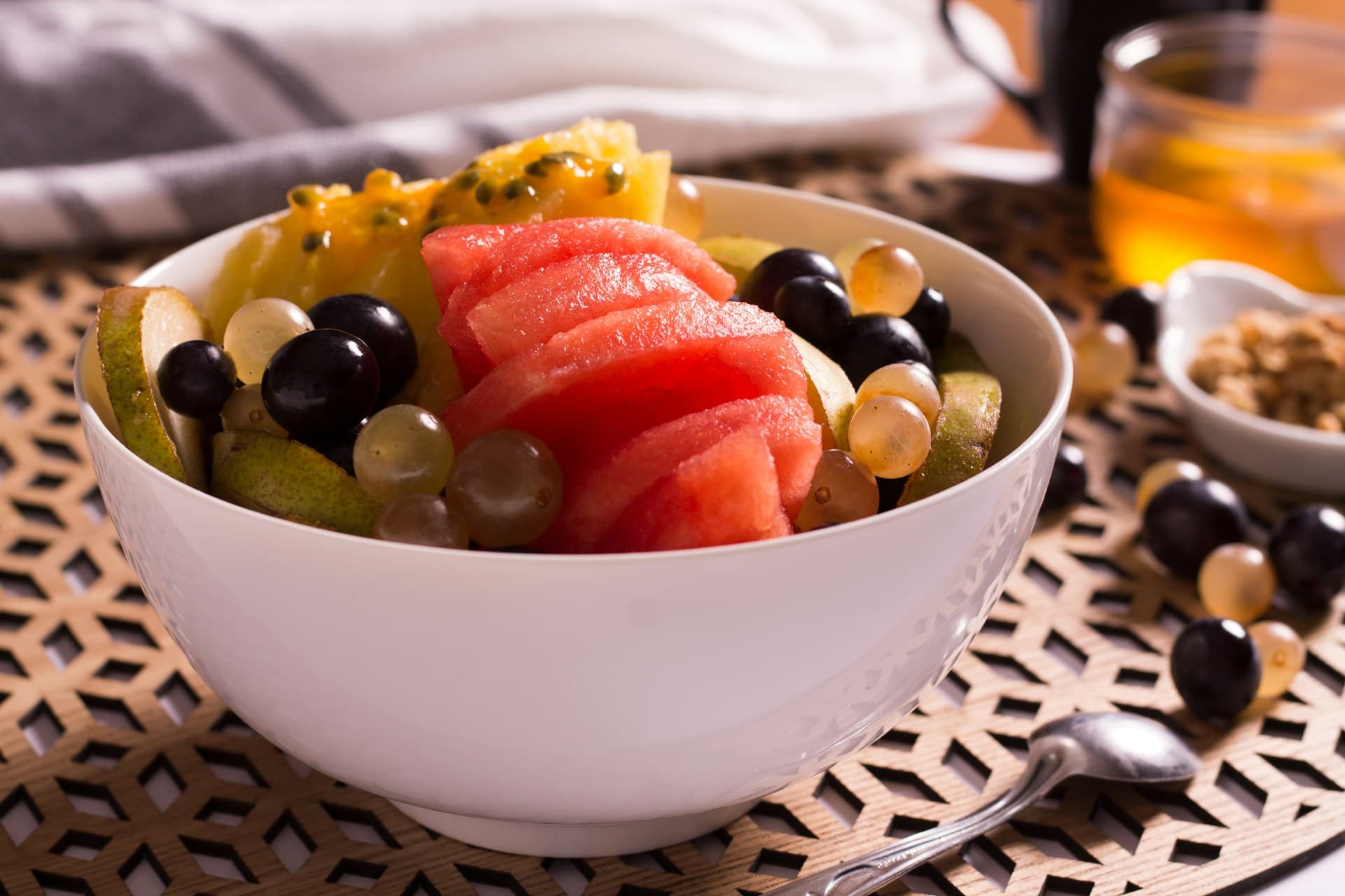 Uma salada de frutas preparada para auxiliar no funcionamento do intestino.