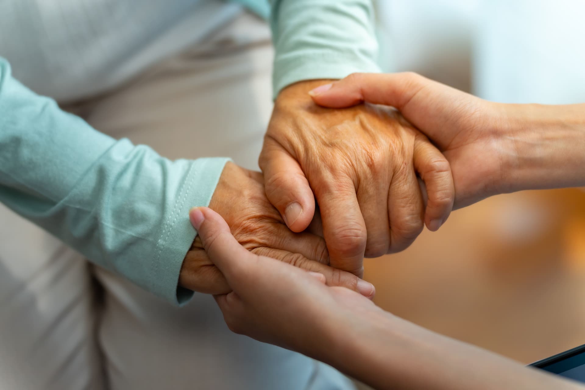 Un gesto de cariño que trasciende generaciones: el poder del cuidado y la empatía en momentos de tratamiento del cáncer.