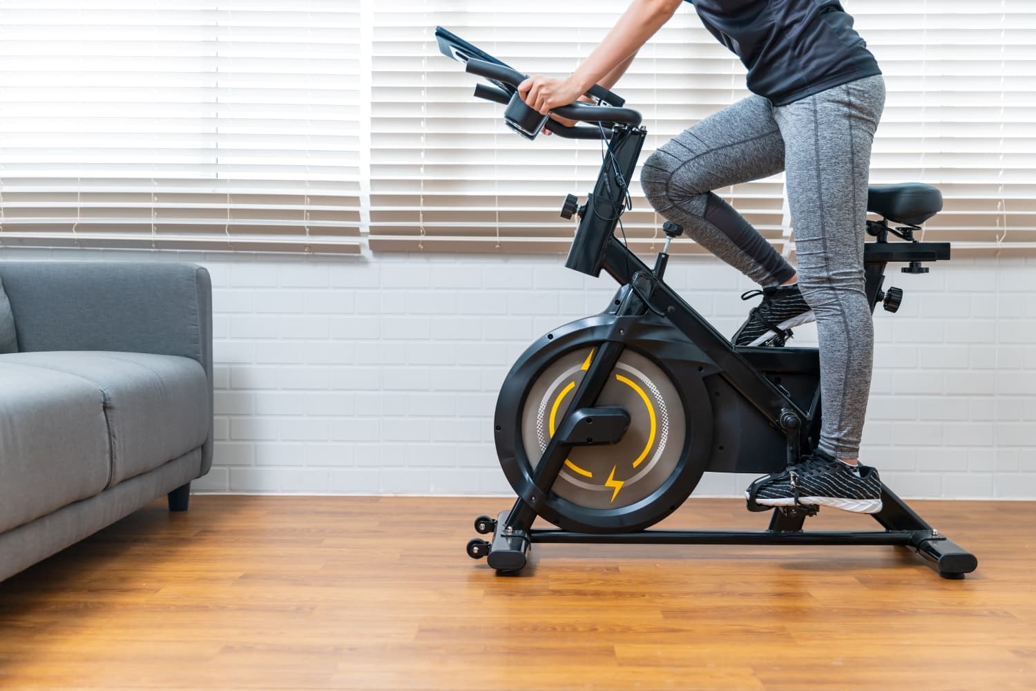 Pessoa fazendo exercício cardiovascular em uma bicicleta ergométrica