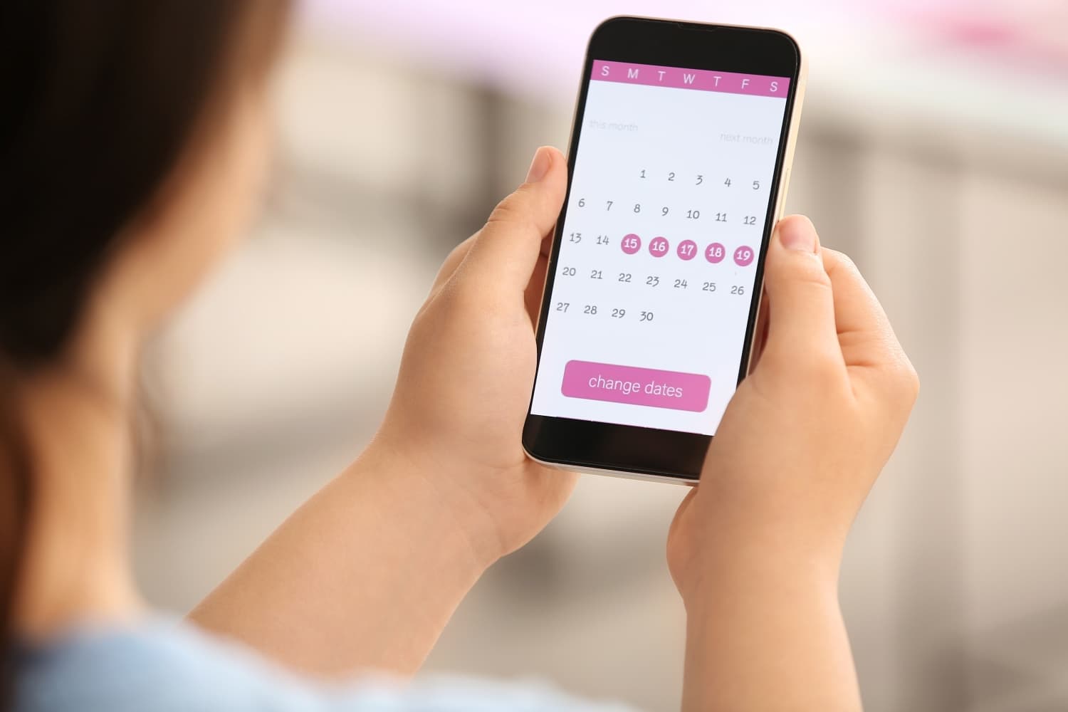 Pessoa verificando uma calendário para entender o atraso na menstruação